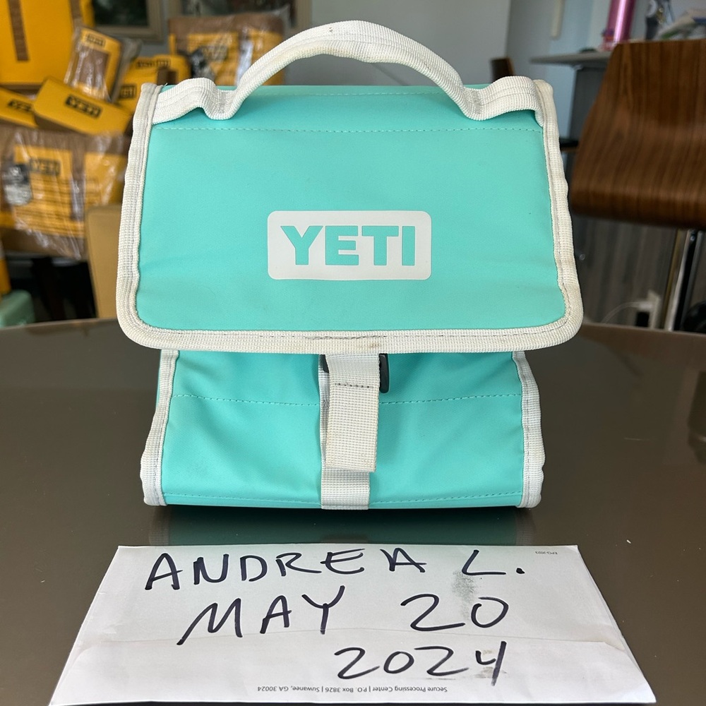 Yeti daytrip lunch bag In aquifer blue